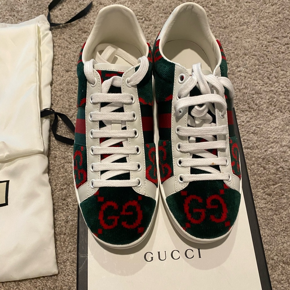 AUTHENTIC New Gucci sneakers! Small stain on laces . Have extra laces.
